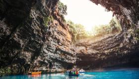 Lo squarcio d’azzurro nelle viscere di Cefalonia: un viaggio nella Grotta di Melissani