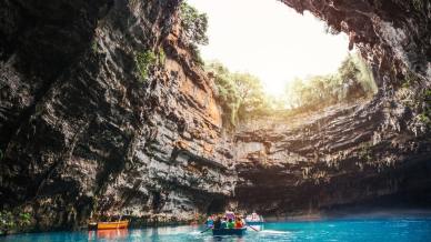 Lo squarcio d’azzurro nelle viscere di Cefalonia: un viaggio nella Grotta di Melissani