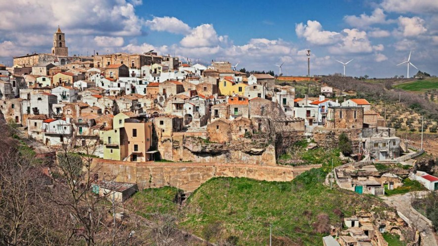 Pietre che sussurrano segreti tra calanchi e silenzio: viaggio a Grottole, un gioiello lucano