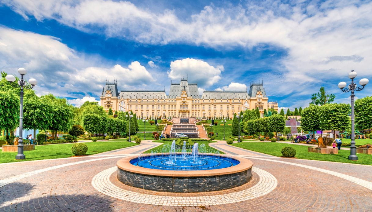 Veduta panoramica della piazza centrale di Iași, Romania