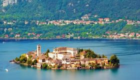 Orta San Giulio con la sua isola del silenzio sul lago “Cenerentola” ha incantato il Times