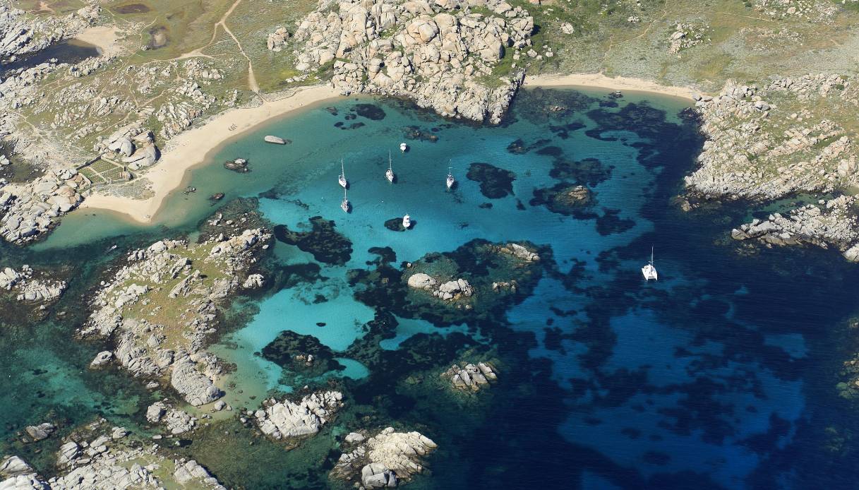 Le Isole Lavezzi in Corsica, tra acqua irreale e granito scolpito, sono le Seychelles del Mediterraneo