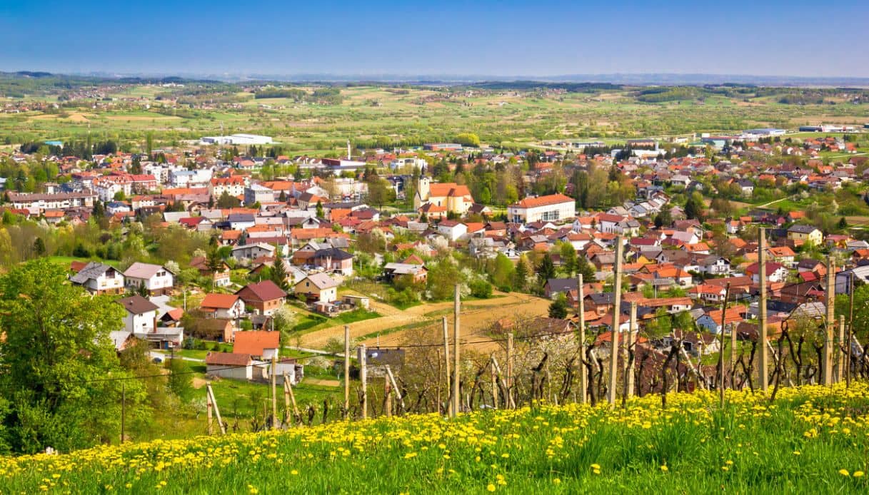 Panorama primaverile della citt&agrave; di Ivanec, Croazia