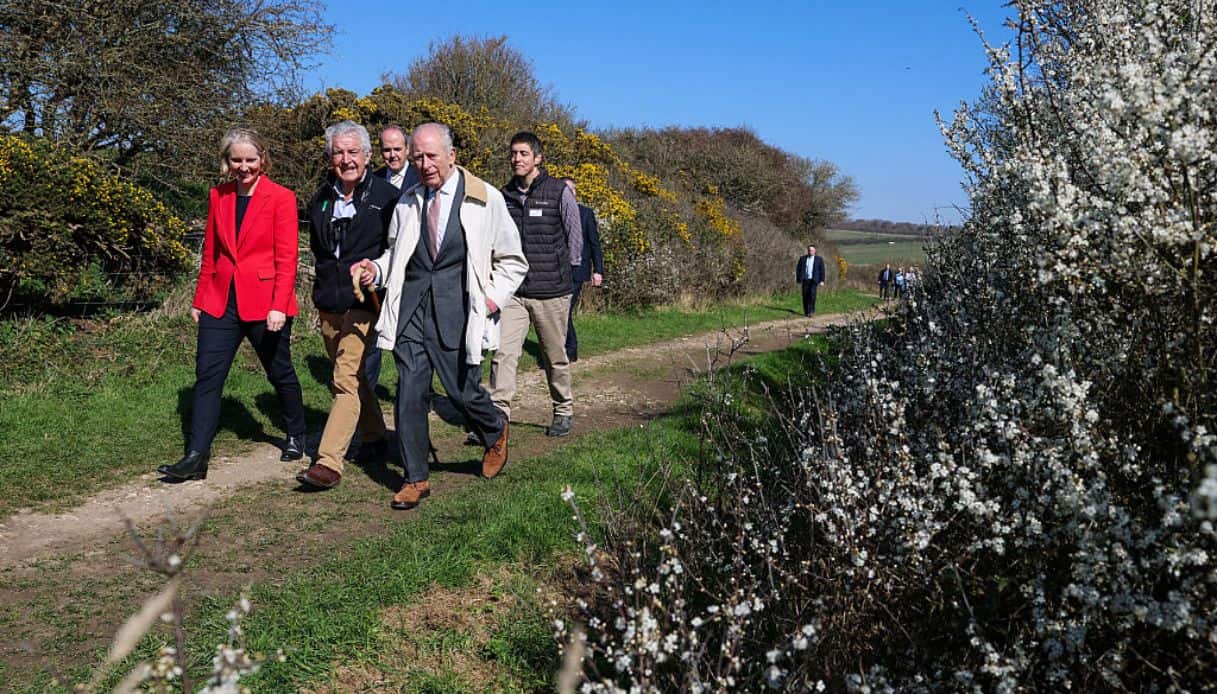 Il Segretario di Stato per l'Ambiente, l'Alimentazione e gli Affari Rurali Emma Reynolds, Tony Juniper, Presidente di Natural England, e l'Autorit&agrave; del Parco Nazionale King Charles III e South Downs percorrono il sentiero costiero King Charles III England Coast Path durante l'inaugurazione