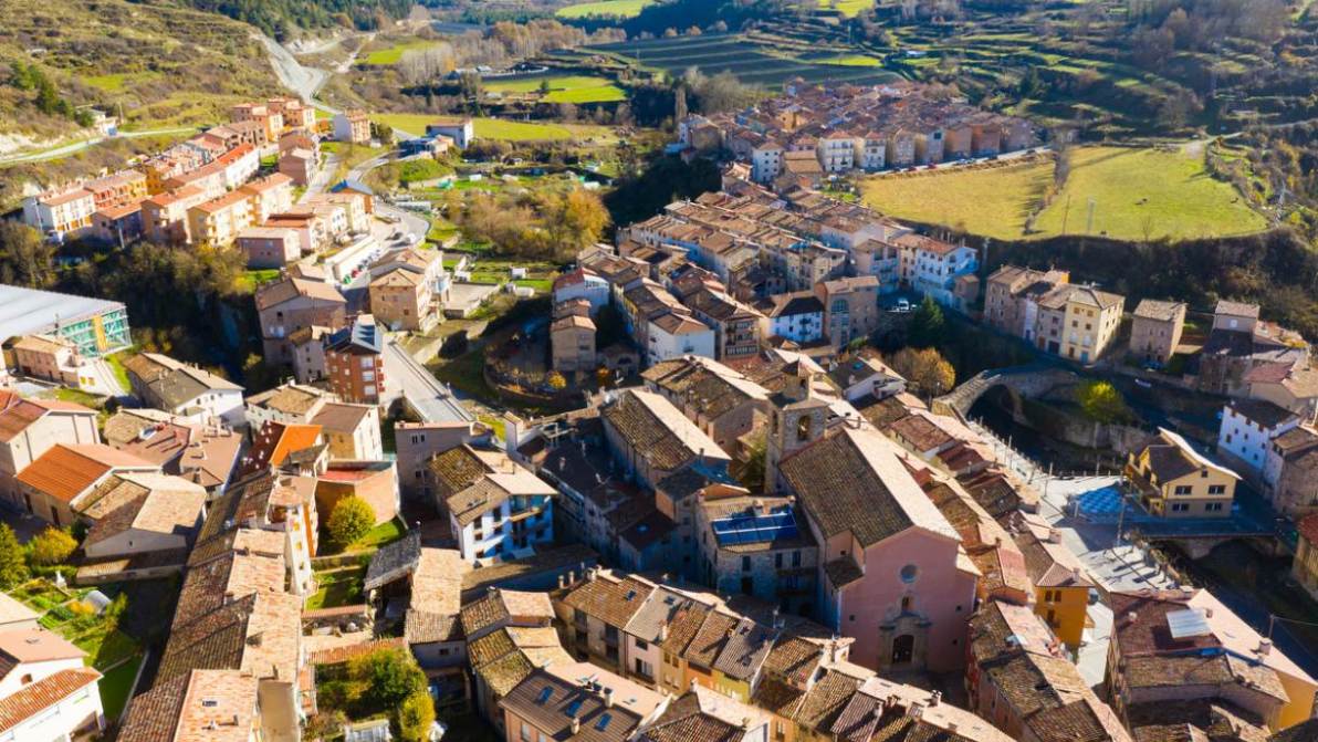 Il segreto meglio custodito della Catalogna: La Pobla de Lillet, il borgo pieno di capolavori di Gaudí