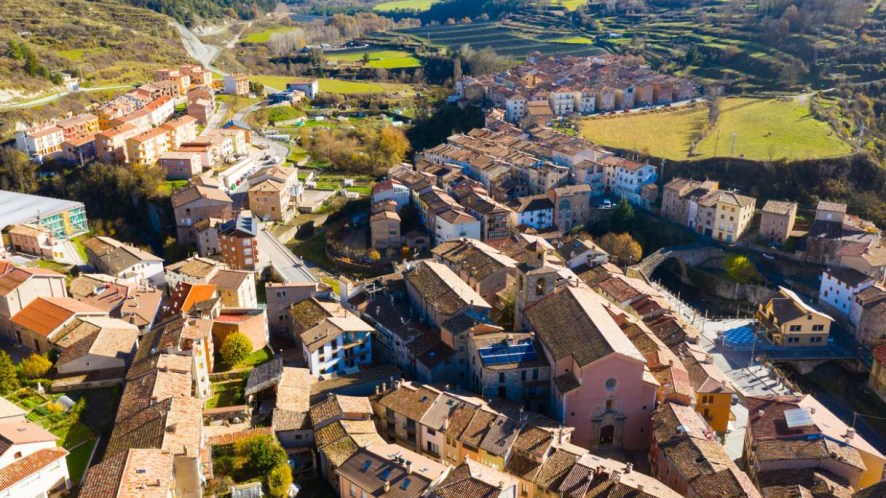 Il segreto meglio custodito della Catalogna: La Pobla de Lillet, il borgo pieno di capolavori di Gaudí