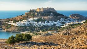 Lindos, il villaggio bianco che guarda l’Egeo dall’alto di una storia millenaria