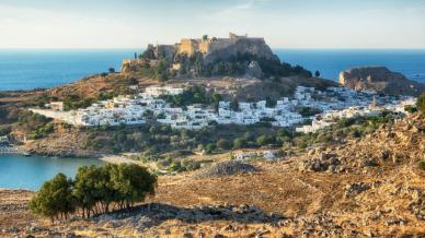 Lindos, il villaggio bianco che guarda l’Egeo dall’alto di una storia millenaria