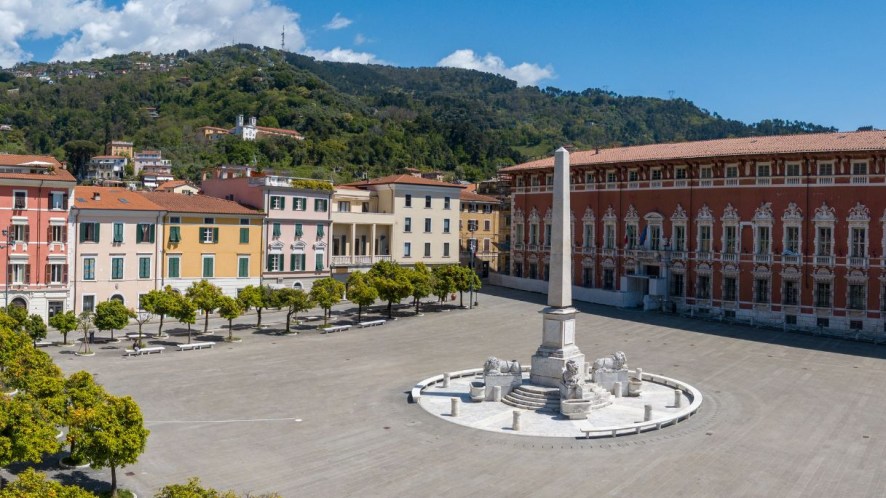 Massa sorprende: cosa vedere tra le Alpi Apuane e il mare