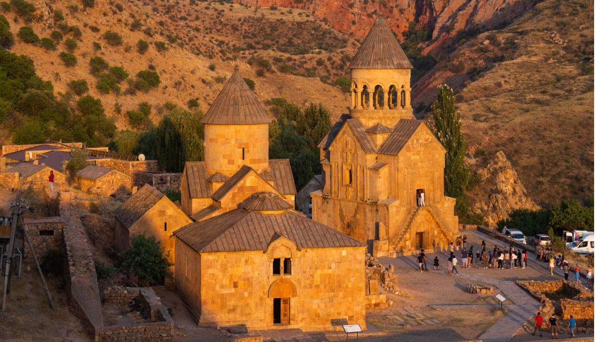 Noravank è un monastero rosso, un segreto scolpito dell’Armenia medievale