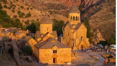 Noravank è un monastero rosso, un segreto scolpito dell’Armenia medievale