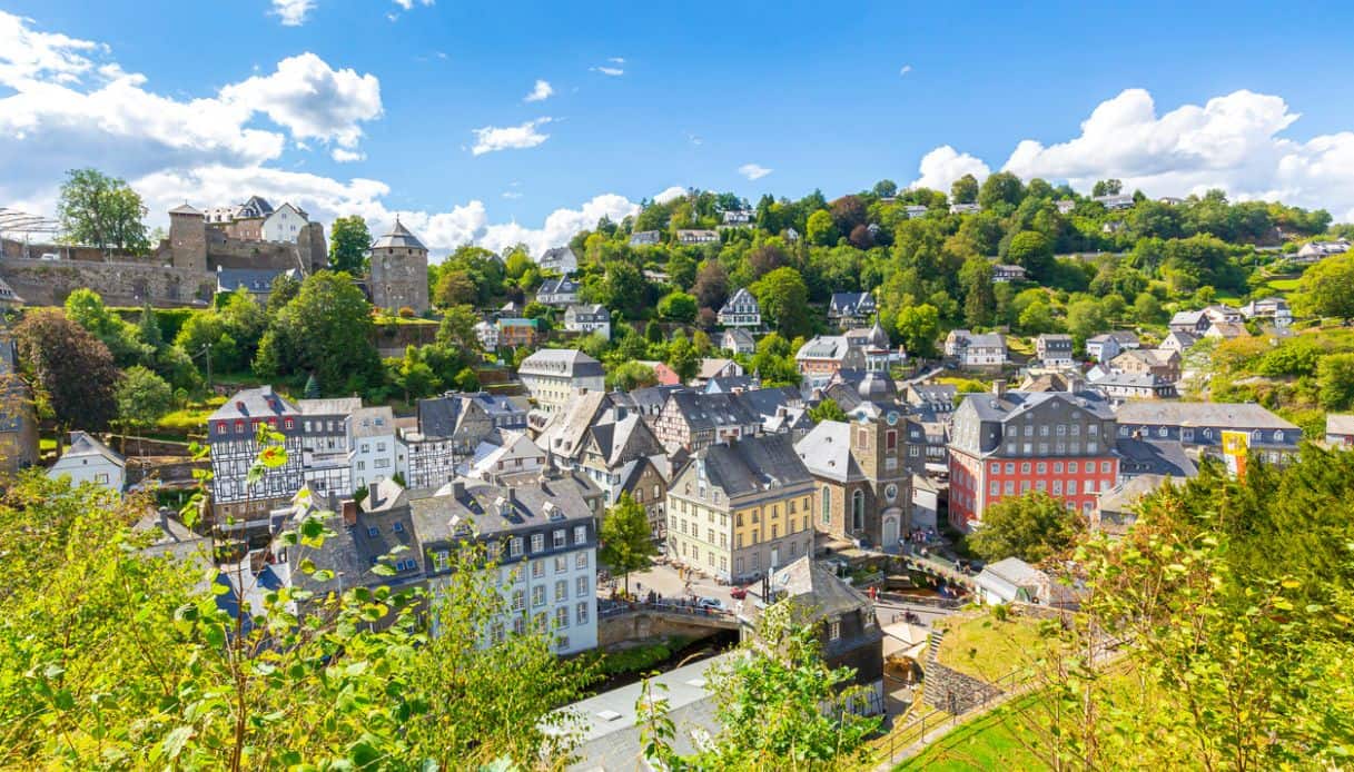Veduta panoramica di Monschau, regione dell'Eifel, Germania