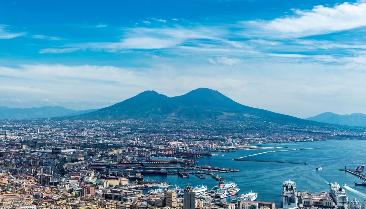 Il porto di Napoli visto dall'alto