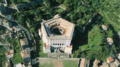 Un gigante pentagonale tra i castagni: la straordinaria bellezza del Palazzo Farnese di Caprarola