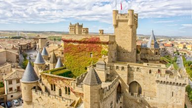 Palazzo Reale di Olite, un viaggio nel labirinto di merletti in pietra sotto il cielo della Navarra