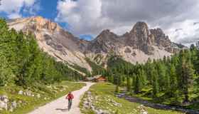 Cicloturismo in Italia da record: boom di viaggi su due ruote tra natura, cultura ed enogastronomia