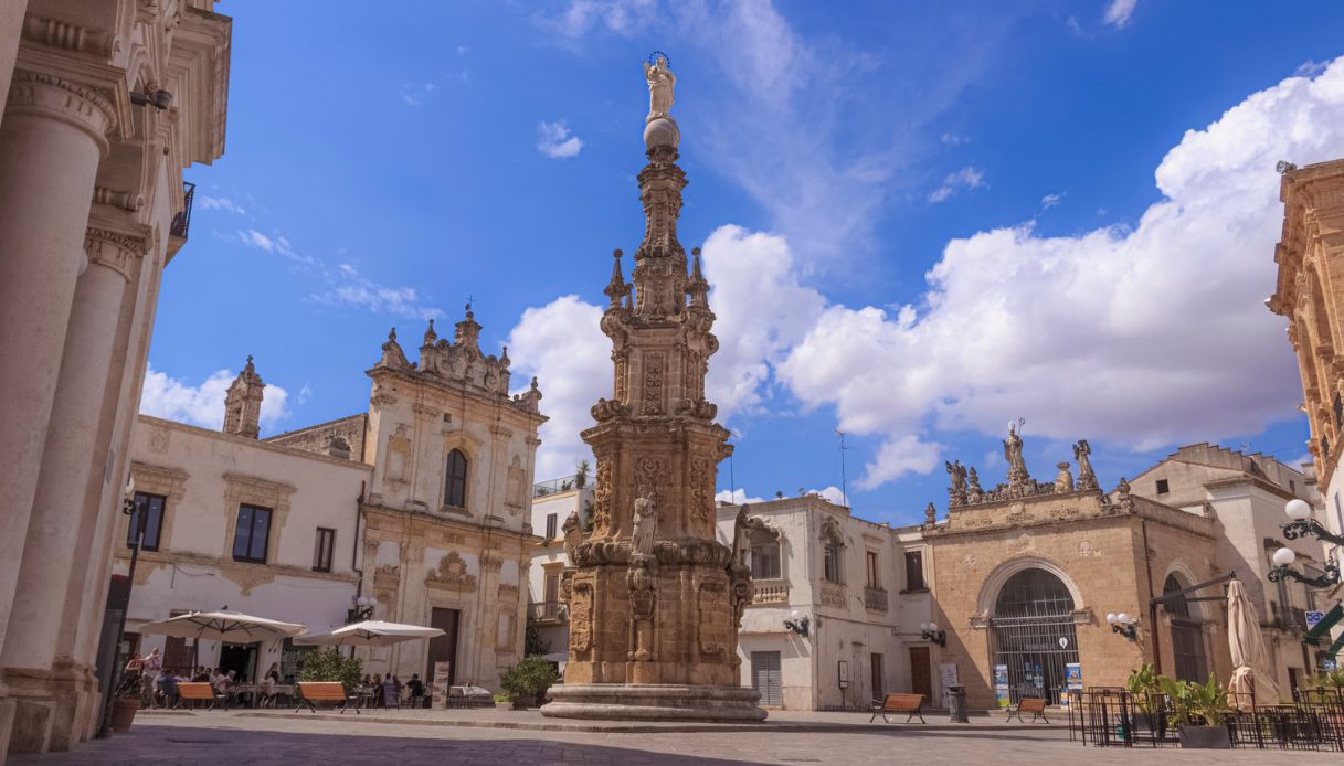La scenografica Piazza Salandra a Nard&ograve;, Puglia