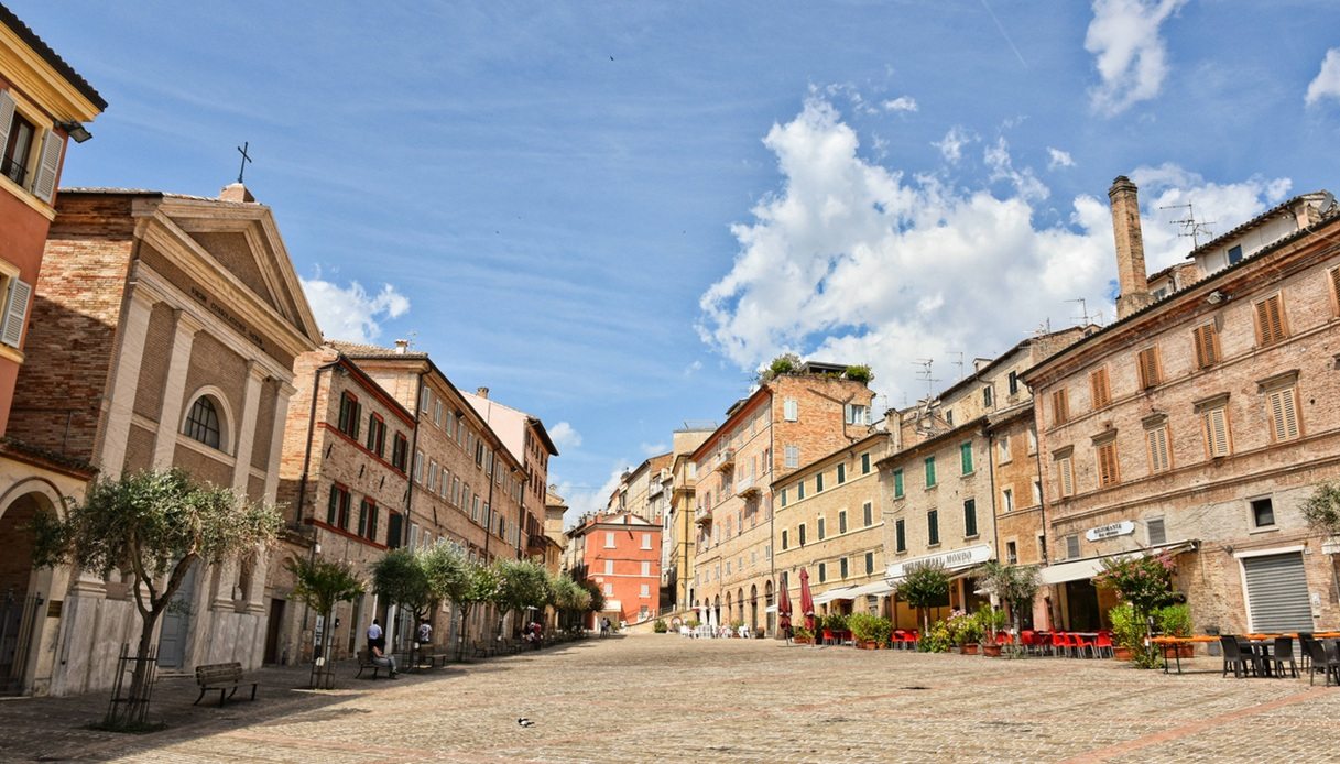 Piazza Mazzini nel centro storico di Macerata