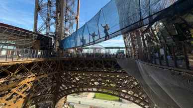 Ora si può visitare la Tour Eiffel in modo diverso: sospesi nel vuoto su un ponte a 60 metri