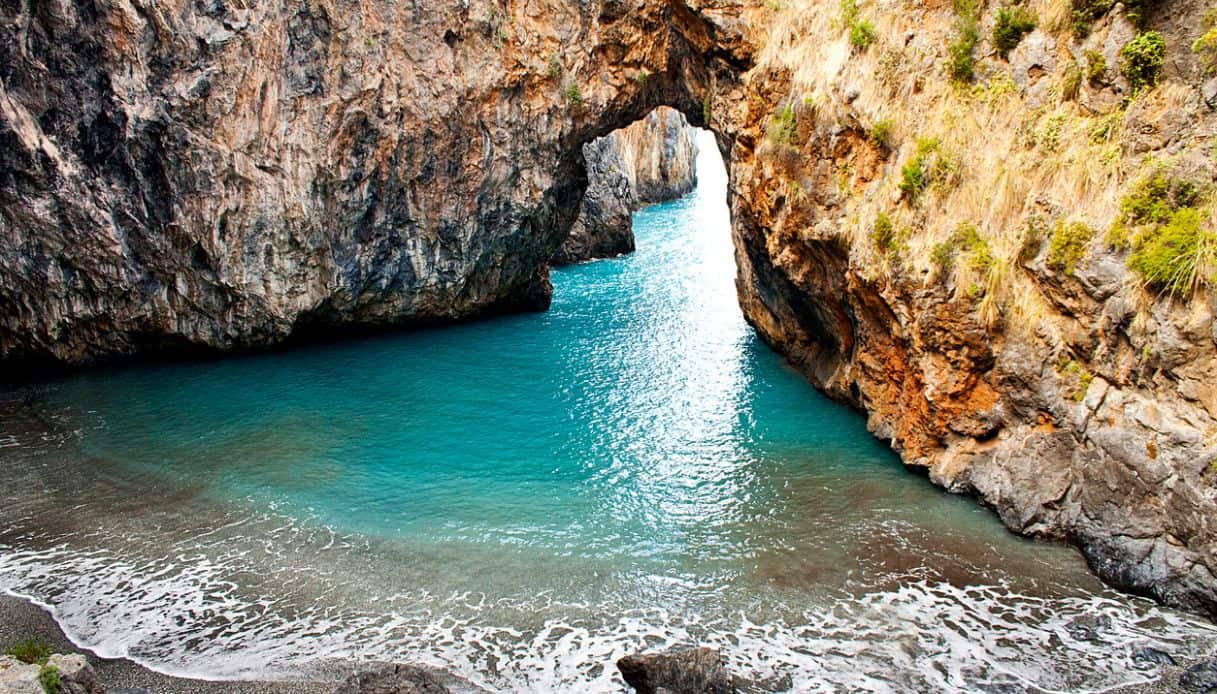 Spiaggia dell'Arcomagno con la grotta sul mare, San Nicola Arcella, Calabria