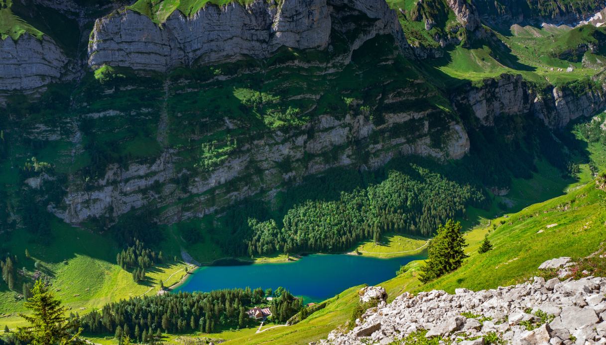 Tutta la purezza del Seealpsee, lo specchio turchese tra le pareti dell’Appenzello
