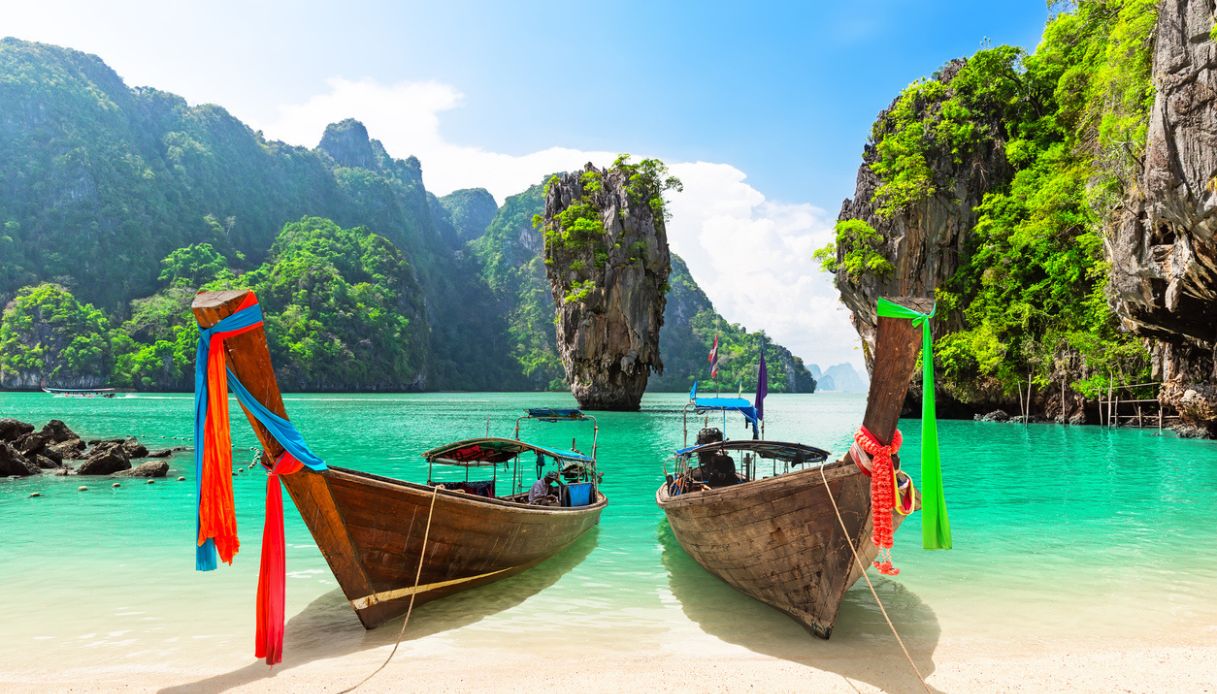 Spiaggia di sabbia nella baia di Phang Nga, in Thailandia