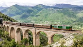 Treni di primavera sulla Transiberiana d’Italia, l’incanto tra borghi e fioriture