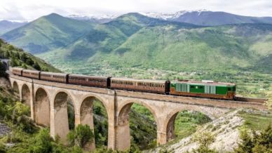 Treni di primavera sulla Transiberiana d’Italia, l’incanto tra borghi e fioriture