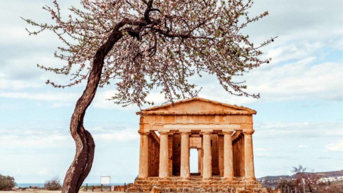 Parte il viaggio in treno storico verso la Festa del Mandorlo in Fiore che illumina la Valle dei Templi
