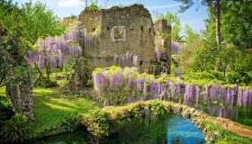 Riapre il Giardino di Ninfa, il parco romantico del Lazio pronto a una nuova stagione di fioriture