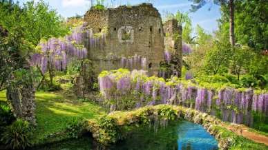 Riapre il Giardino di Ninfa, il parco romantico del Lazio pronto a una nuova stagione di fioriture