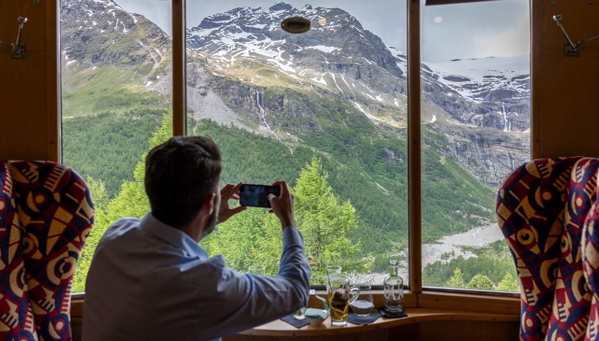 Vista finestrino panoramico del Trenino Rosso del Bernina
