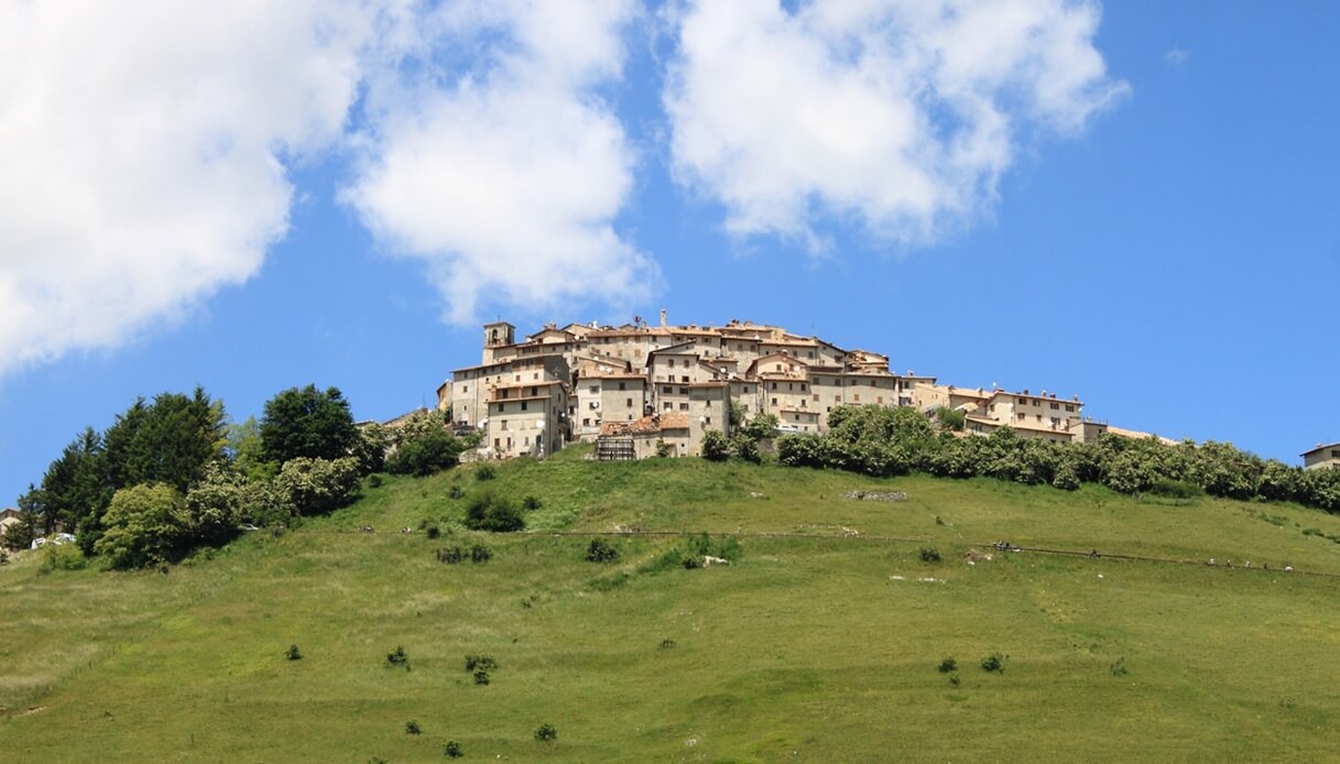 castelluccio di norcia borghi primavera