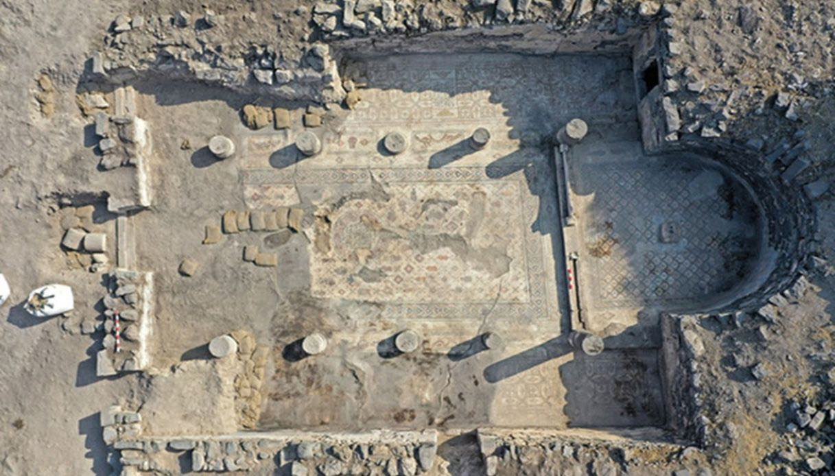 Veduta aerea della chiesa bizantina nel sito archeologico a Sussita