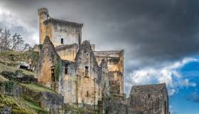 Château de Commarque: la magia di una fortezza millenaria, dove la storia è scolpita nella roccia