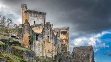 Château de Commarque: la magia di una fortezza millenaria, dove la storia è scolpita nella roccia
