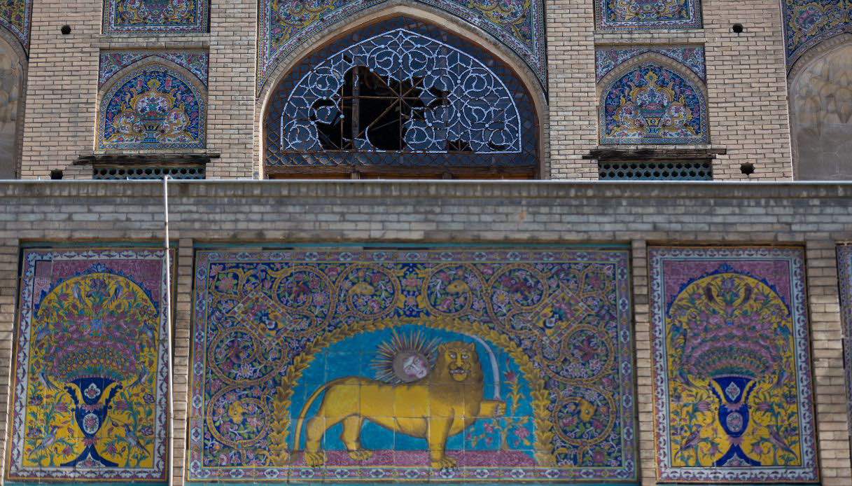 Facciata danneggiata del Palazzo Golestan a Teheran