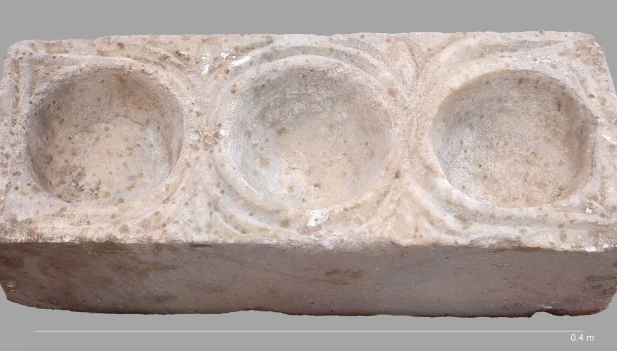 Blocco rettangolare di marmo ritrovato a Sussita