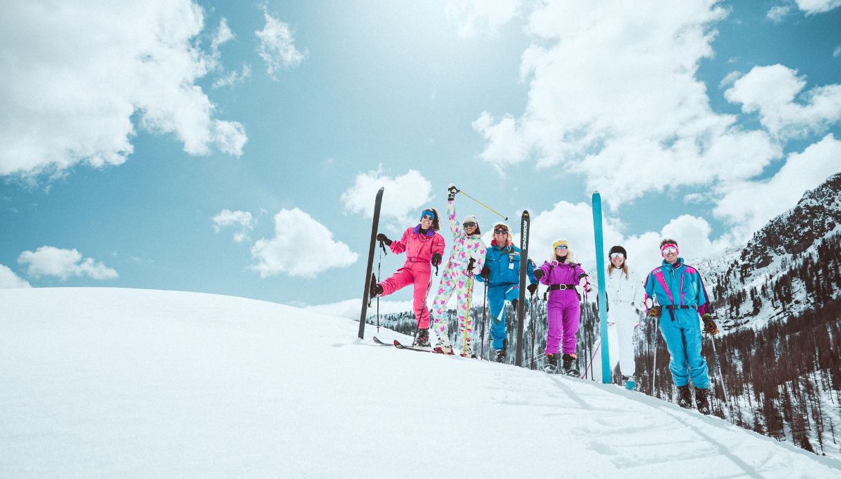 Sciatori sulla neve con tute anni '80