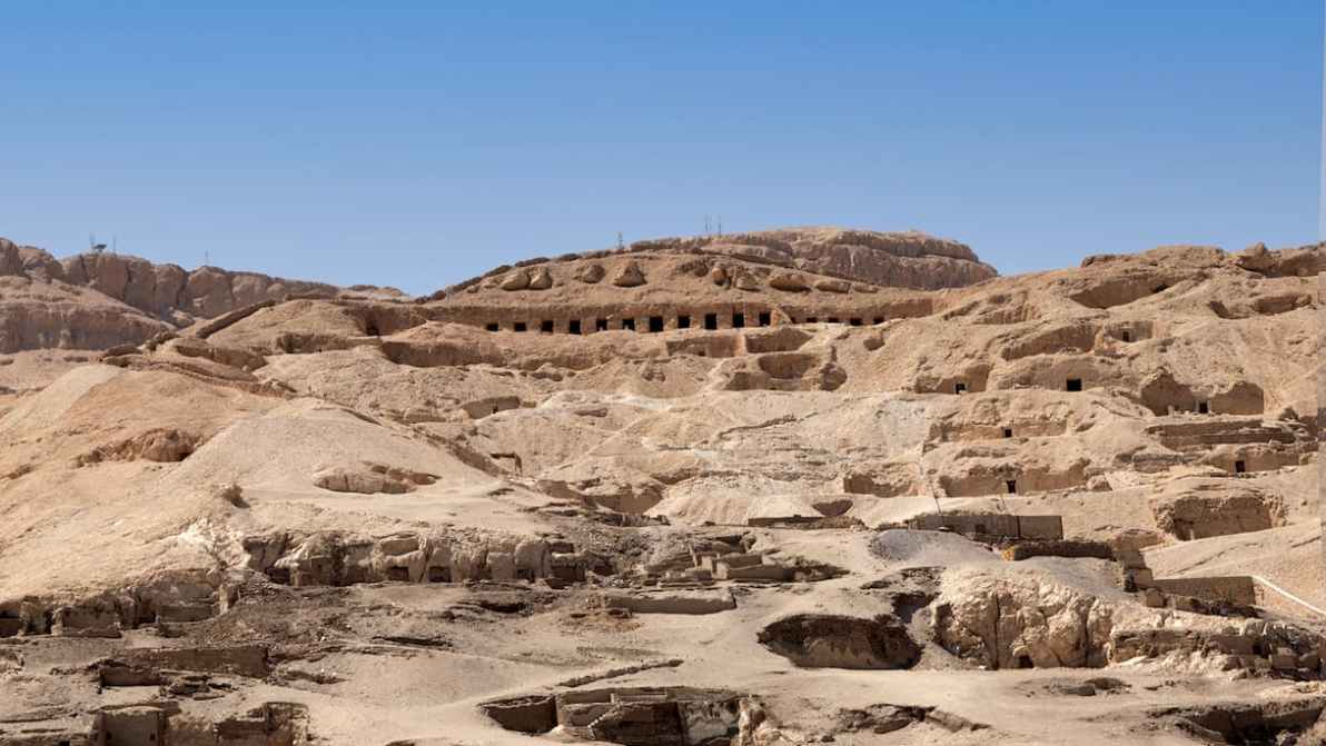 Luxor svela nuovi segreti con la nuova scoperta: 22 bare dipinte e papiri che riscrivono la storia