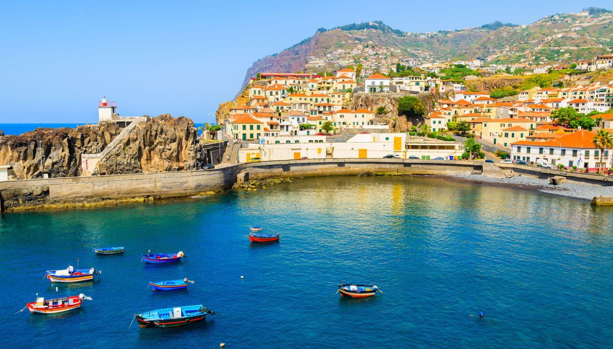 Vista del porto di Camara de Lobos con colorate barche da pesca sul mare, isola di Madeira