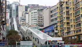 La scala mobile urbana più lunga del mondo è in Cina: 905 metri per sfidare la montagna
