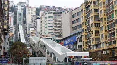 La scala mobile urbana più lunga del mondo è in Cina: 905 metri per sfidare la montagna