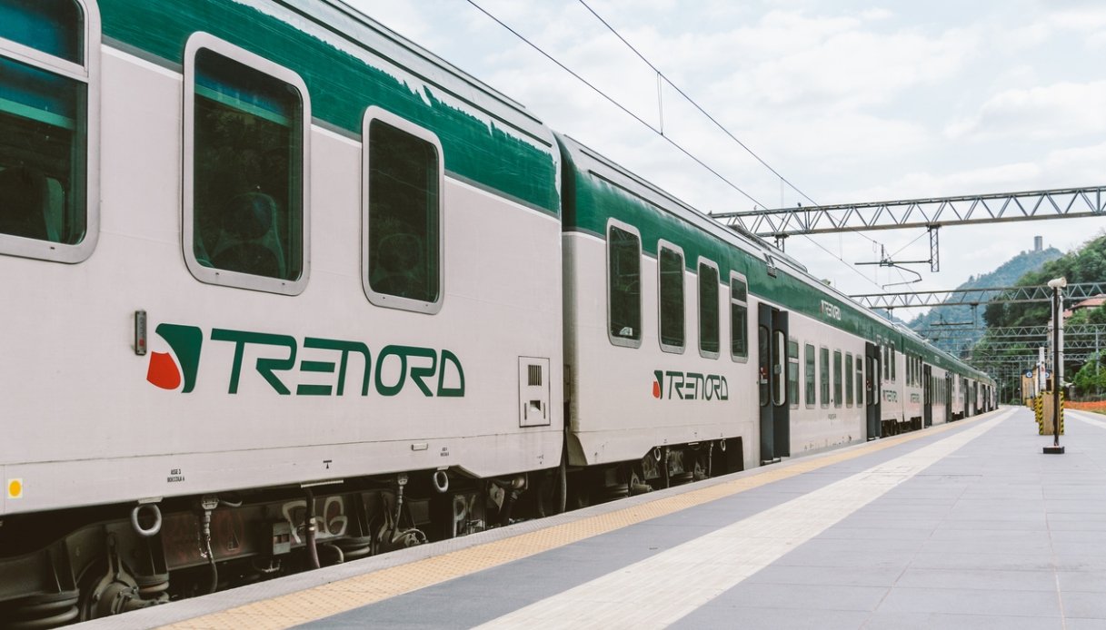 Verso i laghi di Como e Maggiore in treno, un viaggio lento e sostenibile con Trenord