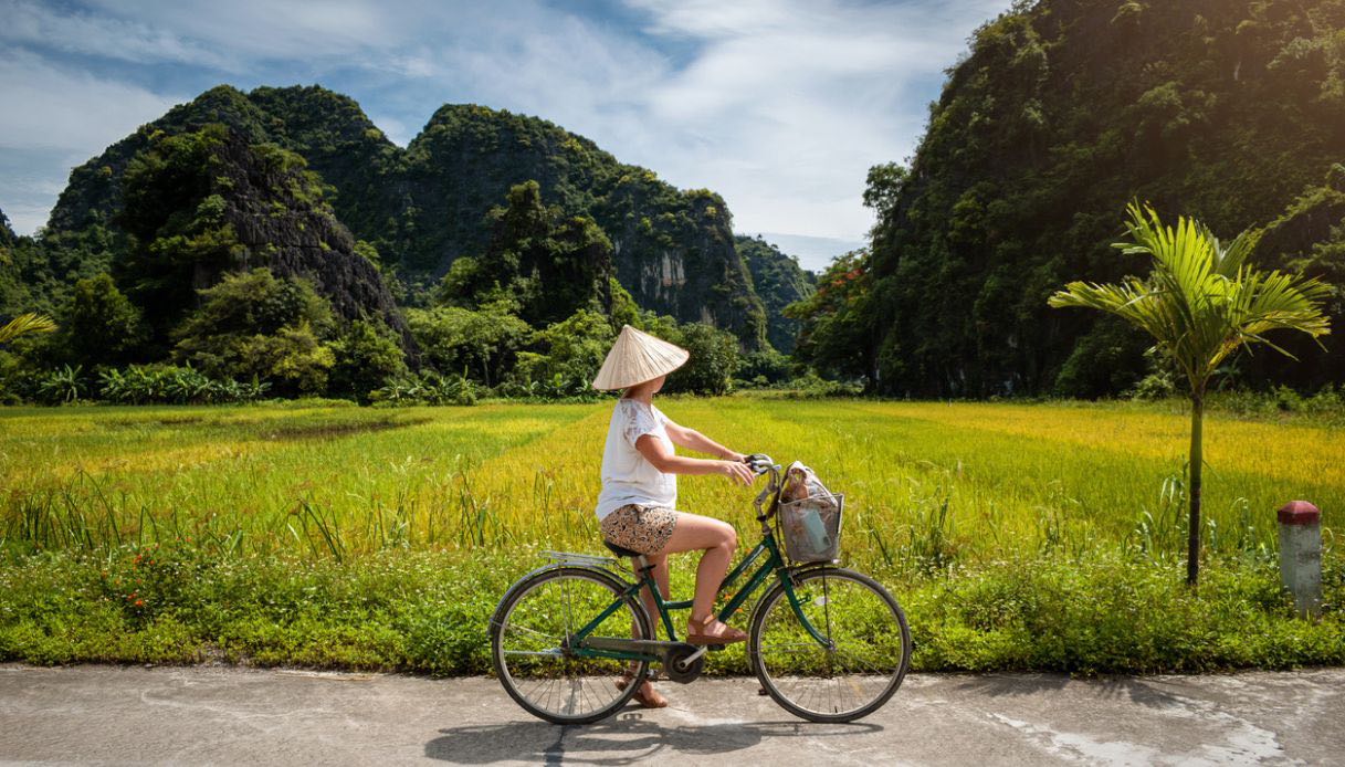 Donna in bicicletta in Vietnam