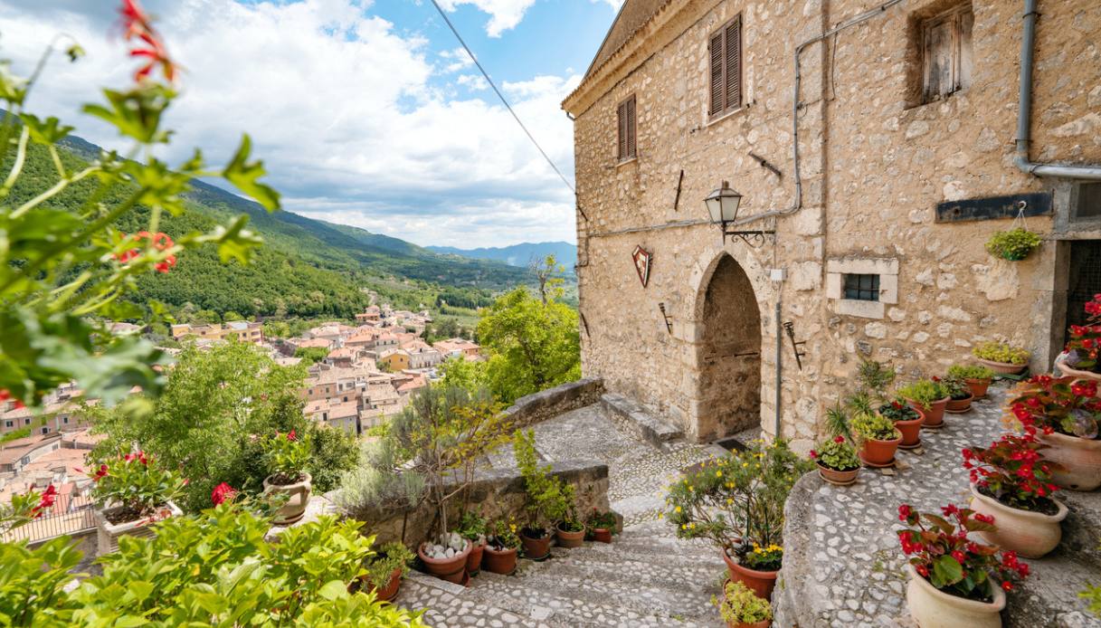 https://siviaggia.it/wp-content/uploads/sites/2/2026/04/Borgo-di-San-Donato-Val-di-Comino.jpg
