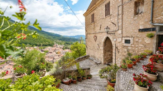 San Donato Val di Comino, il borgo del Lazio inciso nella pietra calcarea