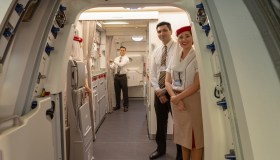 Perché gli assistenti di volo salutano ogni passeggero appena sale a bordo? Non è solo gentilezza