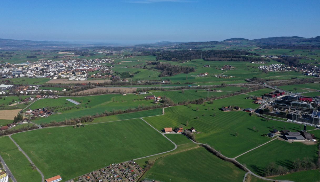 Veduta aerea della pianura nel Cantone di Zugo, Svizzera