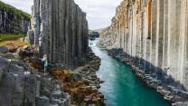 Il Canyon di Studlagil in Islanda, con le sue colonne geometriche alte 30 metri (rimaste sommerse per secoli)